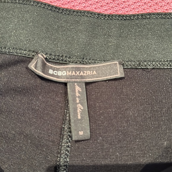 Black leather like & Stretch leggings with diagonal pockets BCBG  Medium - Picture 10 of 11